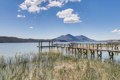 Clearlake House | Watefront Getaway w/Mtn Views & Dock in Clearlake