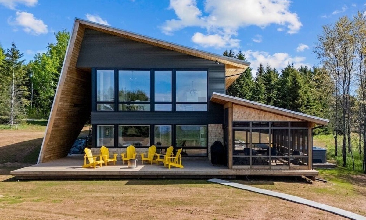 DeSable House | Water Front 6BR Oasis w/Hot Tub & Views, Near Victoria-by-the-Sea