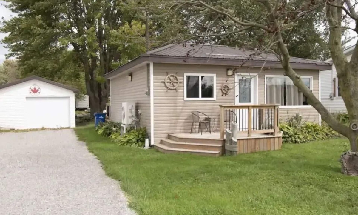 Harwich Cottage | WATER FRONT & BACK 4 SEASON GETAWAY AT THE BAY. Relax with family & friends.