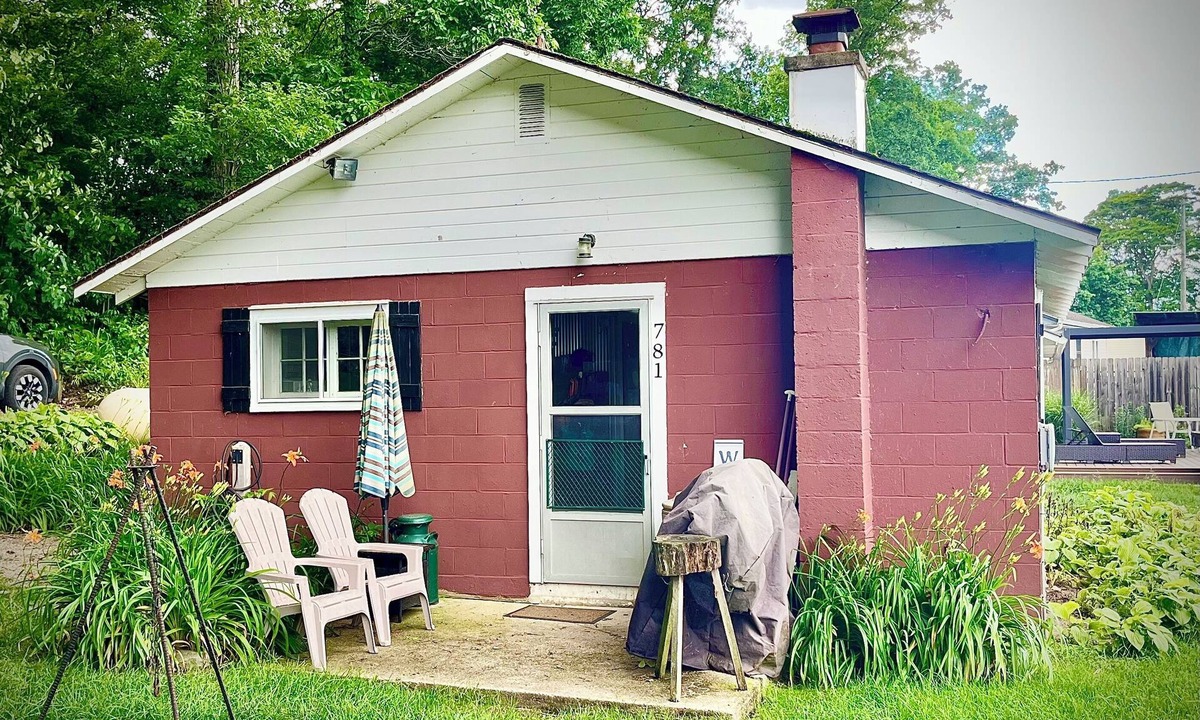 Brimfield Cottage | Water front cottage on beautiful Upper Long Lake