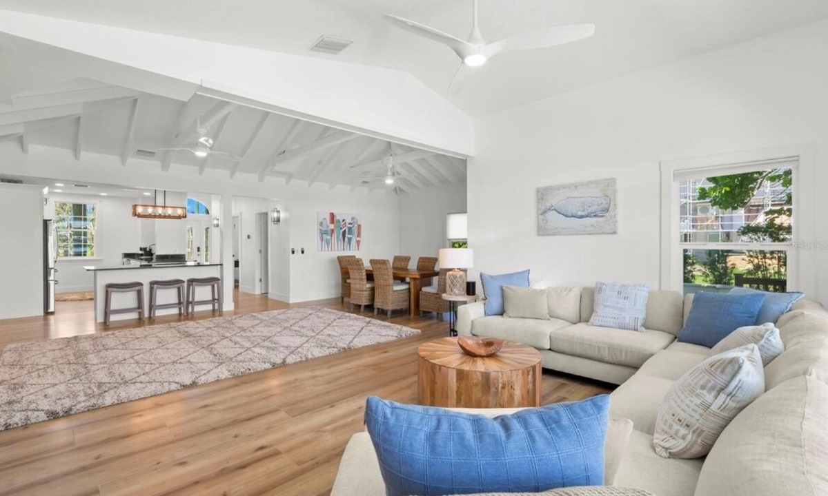 Bay Esplanade House | Water Front Home, with a short stroll to beach in Clearwater.