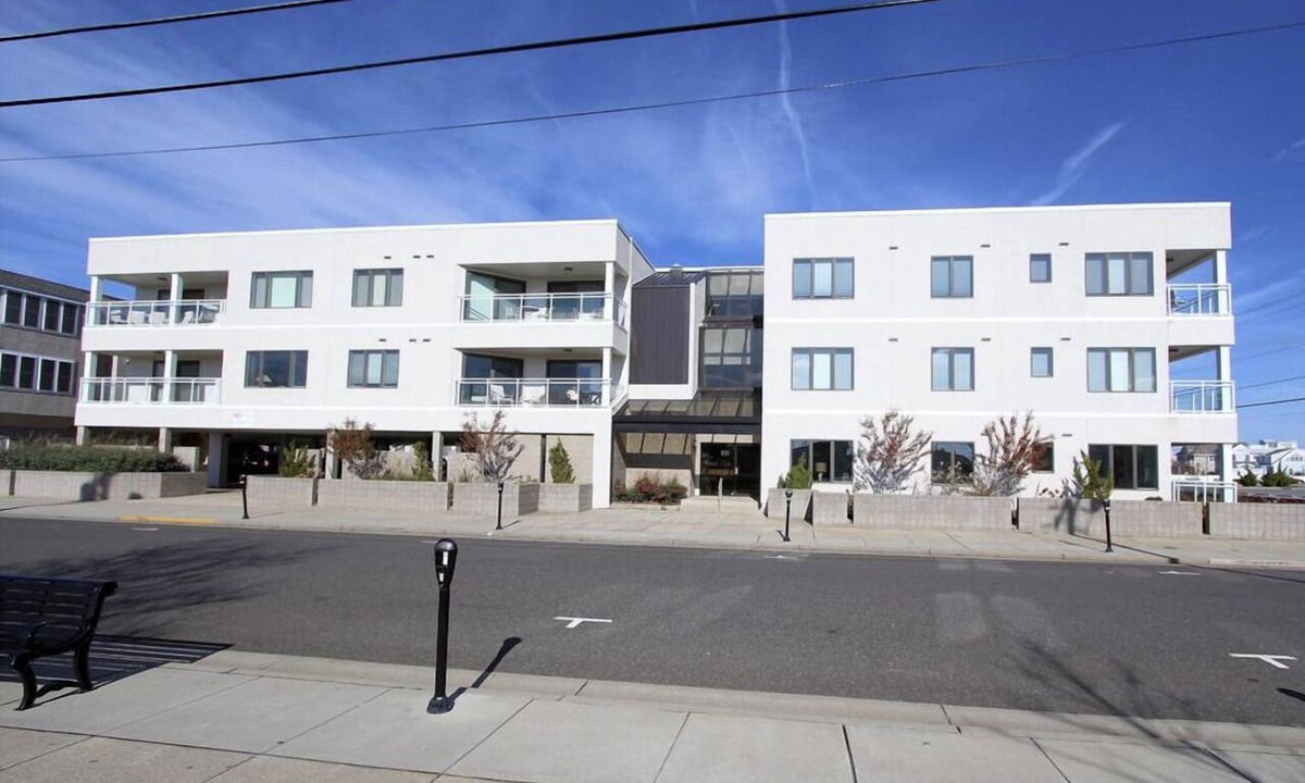 Stone Harbor Condo | WATER VIEW! Centrally located in Stone Harbor across the street from the beach and 1 block to downtown shopping,