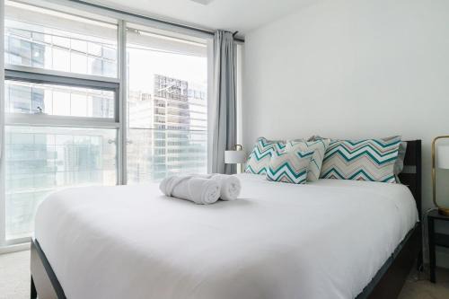 Toronto Entertainment District Apartment | Waterfront 1 Bdr, 2bed, CN Tower, Parking 4 guests