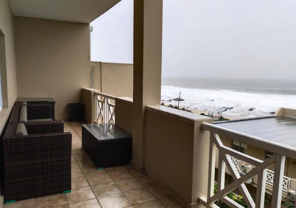 Selection Beach Apartment | Waterfront 19