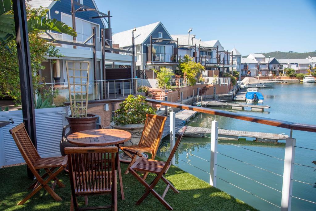 Waterfront House | WATERFRONT 2 BR Home with mooring at Knysna Quays - life on the water