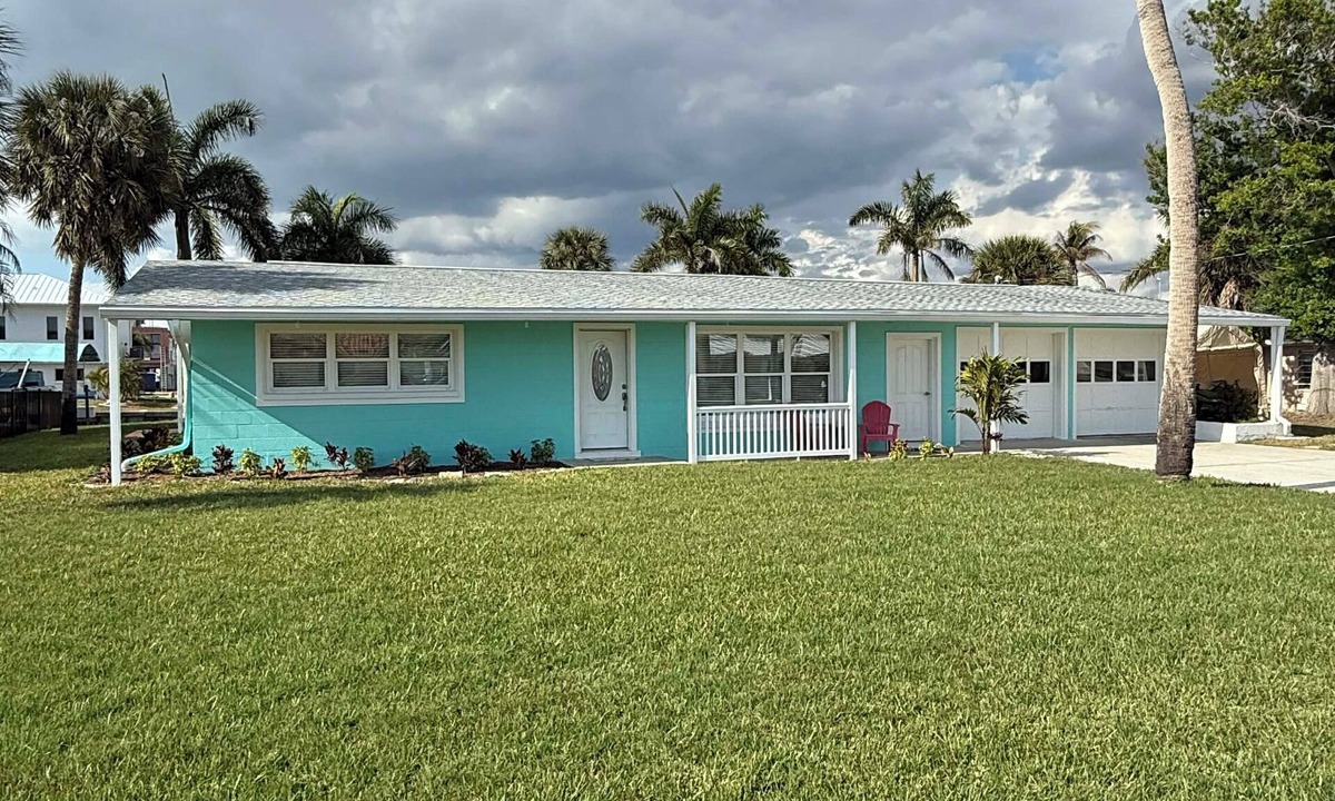 Englewood South House | Waterfront + 2Bed + No Bridge Gulf Access + Dock + Beaches + Pool coming soon!