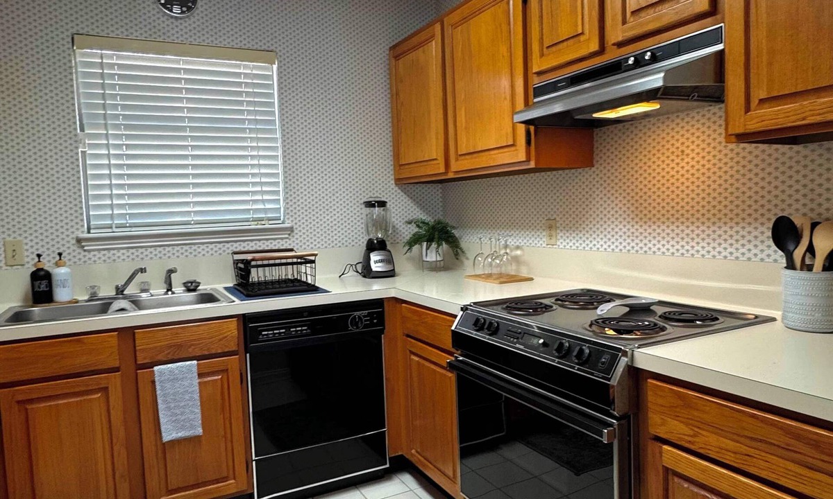 Hammond Condo | Waterfront 2BR Condo w/Balcony Gated Fast Wi-Fi Near Downtown