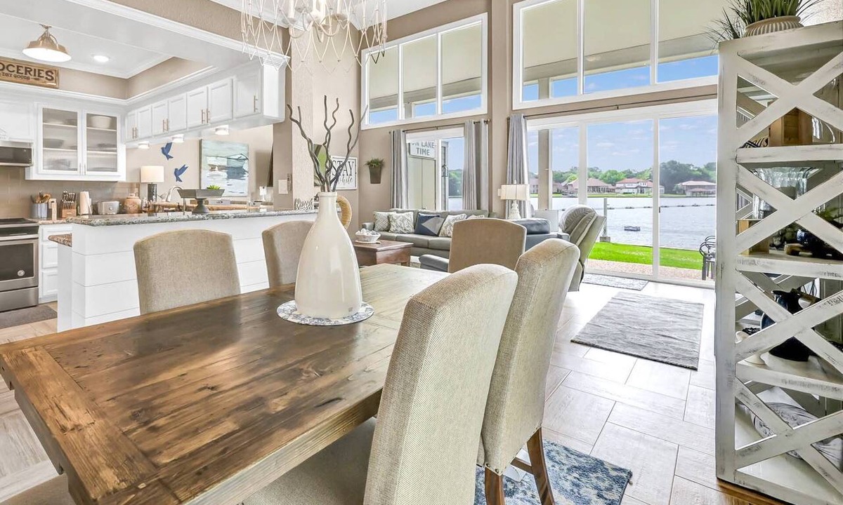 April Sound Condo | Waterfront | 2BR | Stunning Lake Views | Floor-to-Ceiling Windows | Fishing