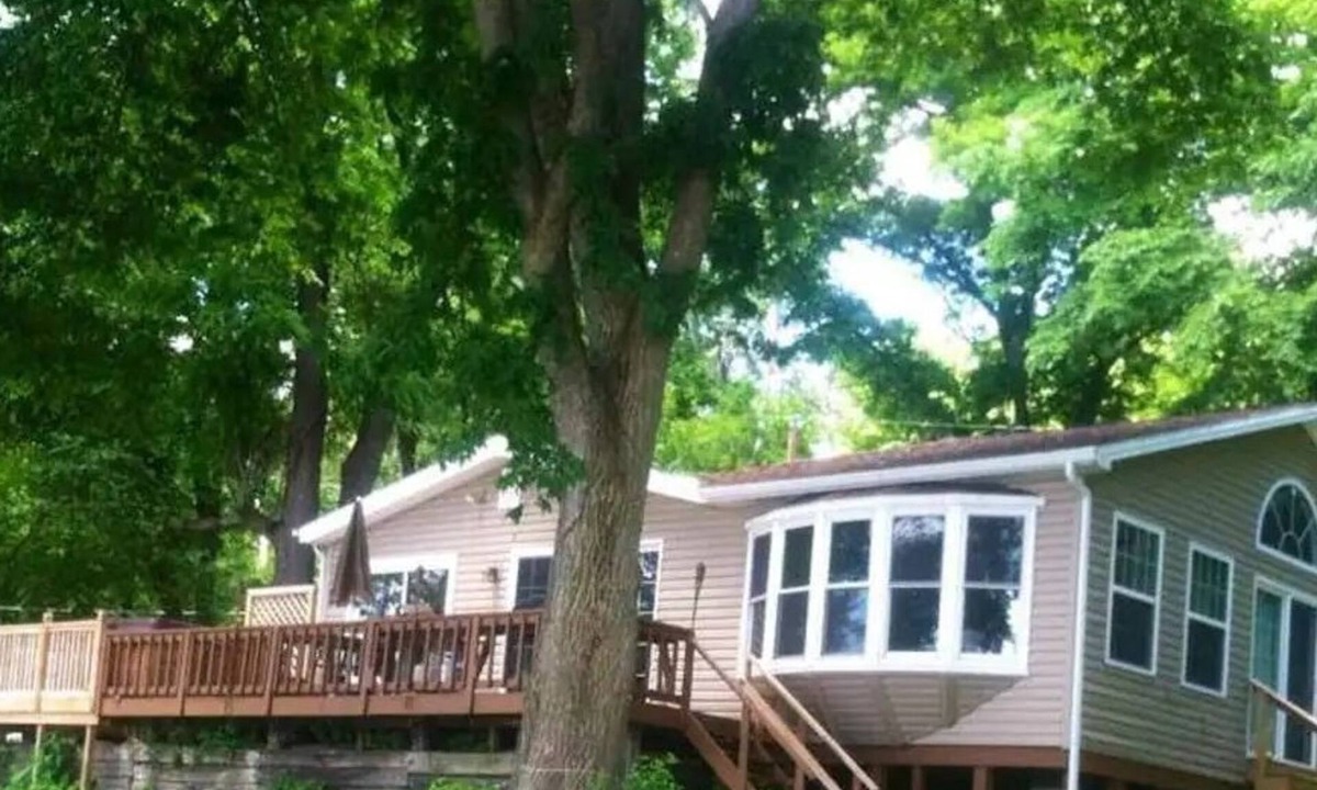 Colton Cottage | Waterfront 3 Bedroom Cottage - Free Kayaks, Canoes, Boats, Bikes, and Hot Tub!