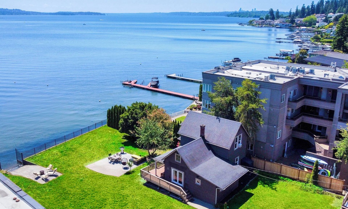 Inglewood-Finn Hill House | Waterfront 4 Beds House with Private Lake Access