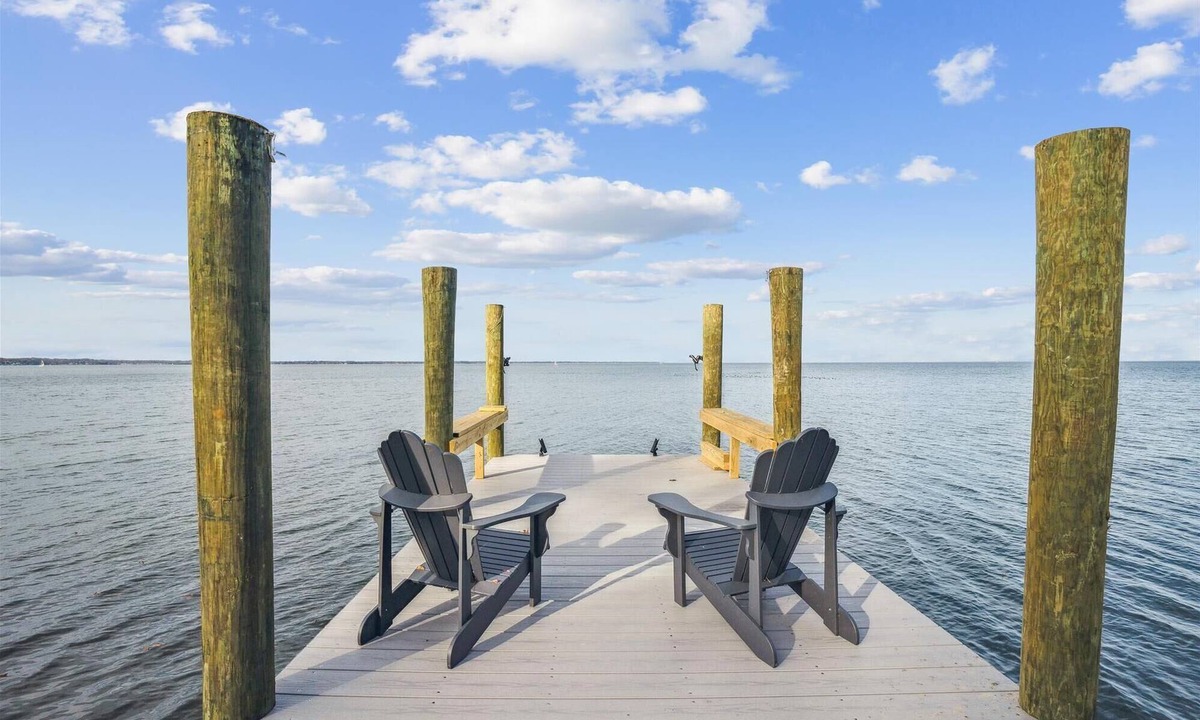 Rose Haven House | Waterfront- 5-bedroom house with dock in charming North Beach