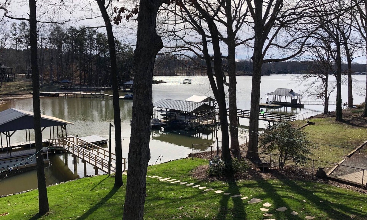 Troutman House | Waterfront /5 Bedrooms /3 BA's /2 FULL KITCHENS /Firepit /Boat Dock /Pier