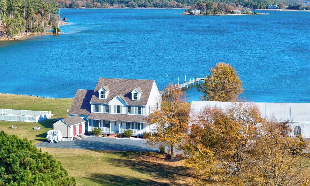 Cambridge House | Waterfront 5BR/3.5BA with private pool, dock, fire pit, kayaks, beach Sleeps 14