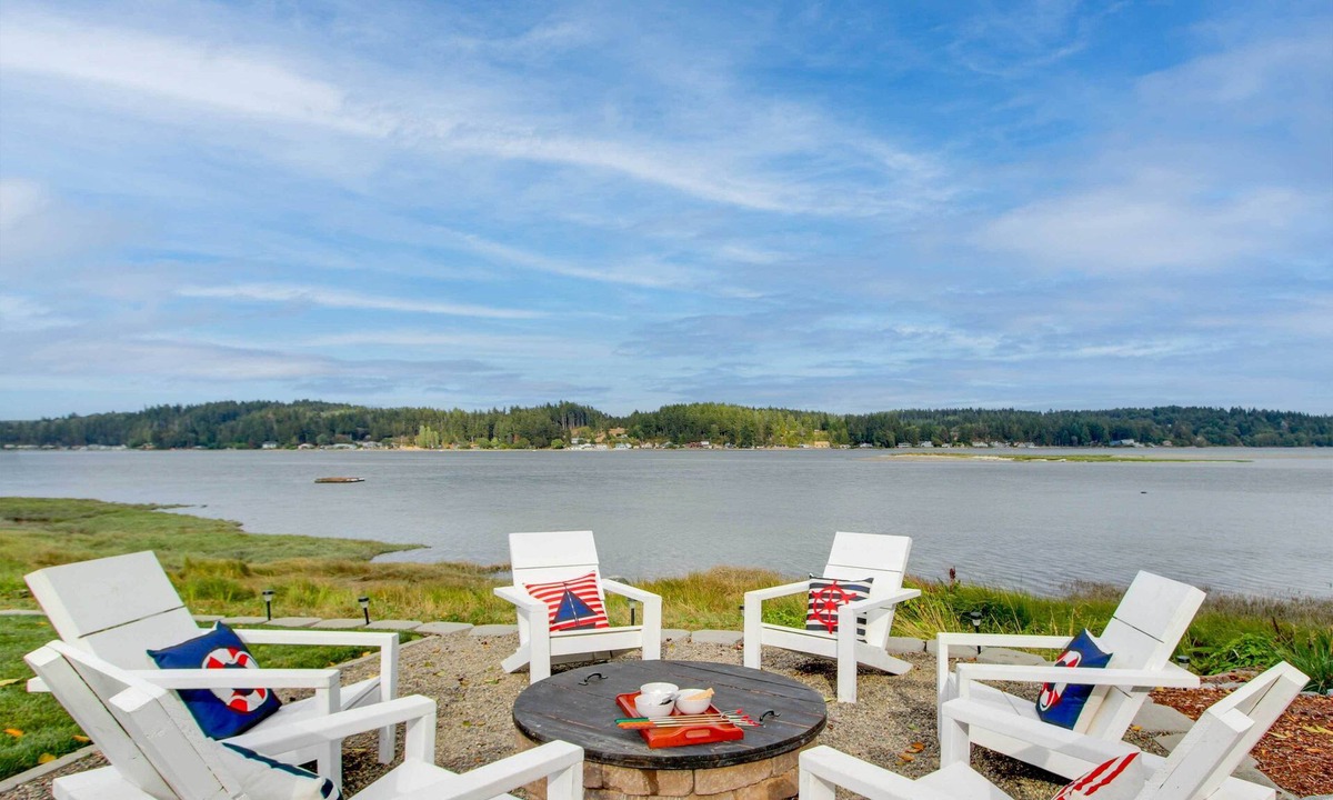 Victor House | Waterfront Allyn Home with Fire Pit + 2 Kayaks!
