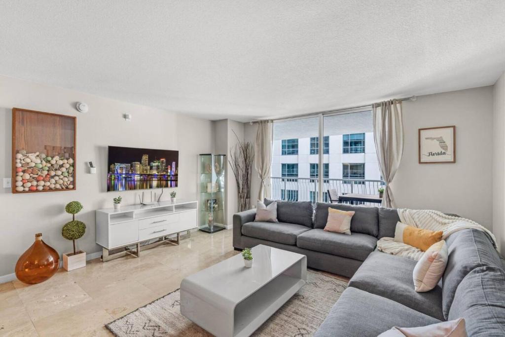Brickell Apartment | Waterfront and City Lights 1-BR With Free Parking