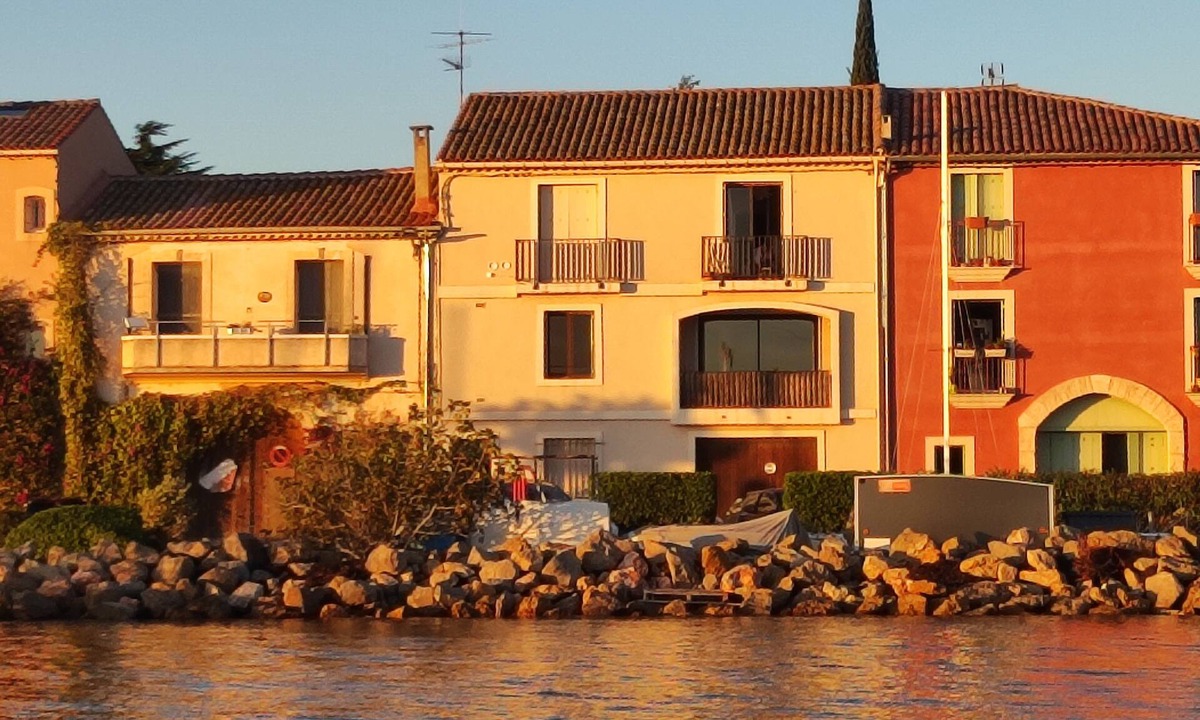 Bouzigues Apartment | Waterfront apartment