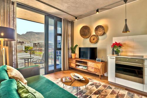 Cape Town City Centre House | Waterfront apartment with balcony & views