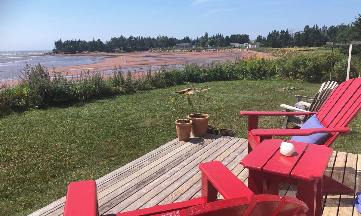 Fernwood Cottage | Waterfront Beach House!