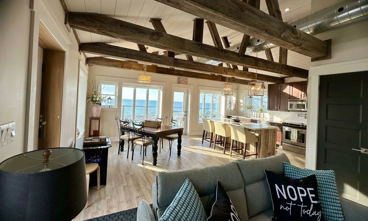 Selkirk House | Waterfront Beach House - Deck, BBQ & Private Beach