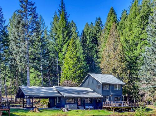 Packwood House | Waterfront Cabin at White Pass and Mt Rainier National Park