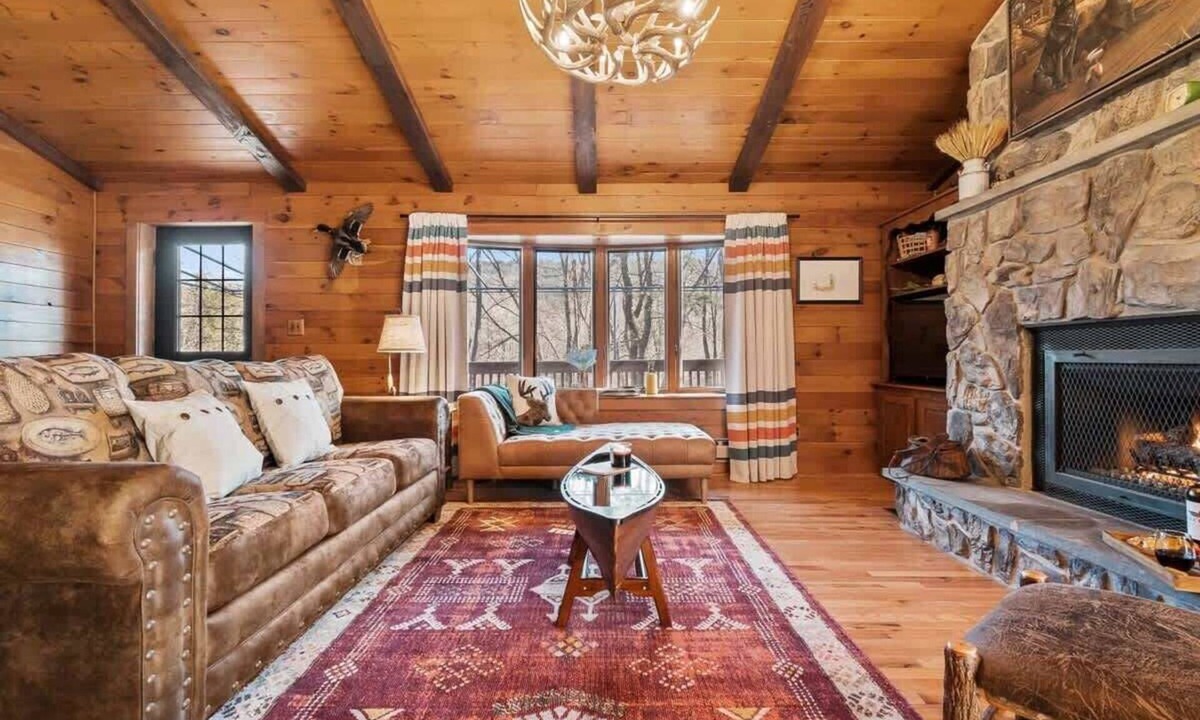 Tunkhannock Cabin | WaterFront Cabin Hot Tub Kayaks Fishing Game Consoles