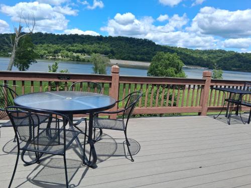 Warsaw House | Waterfront Cabin With A View, Large Family Retreat, Pet Friendly