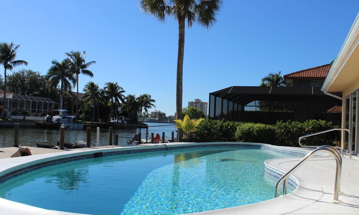 Connors House | ⭐️WATERFRONT-CANAL, WALK TO BEACH🏖LARGE POOL, BAY VIEW, GULF ACCESS ⭐️