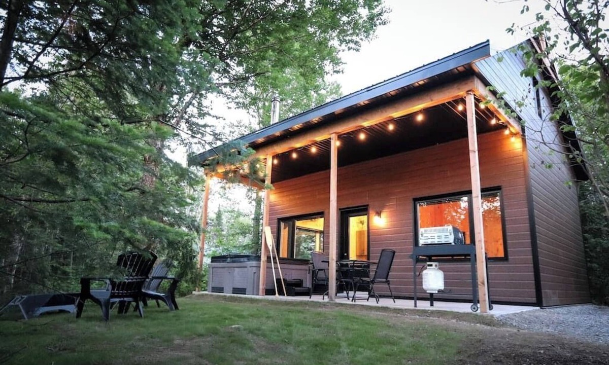 Shannon House | Waterfront Chalet with Spa | Le Pic-Bois