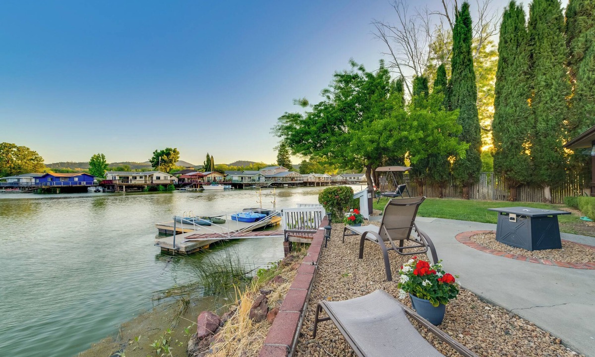 Clearlake House | Waterfront Clearlake Retreat - Shared Sauna & Dock