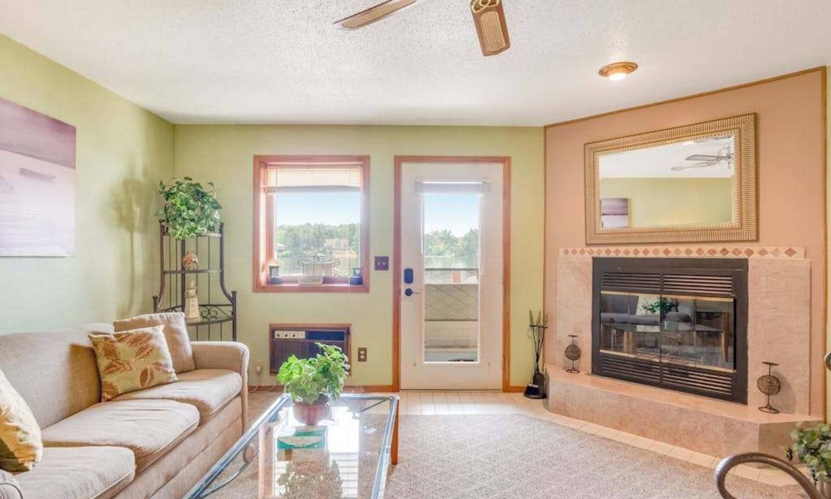 Lake Delton Condo | Waterfront condo with resort amenities, grill, firepit, jetted tub, & partial AC
