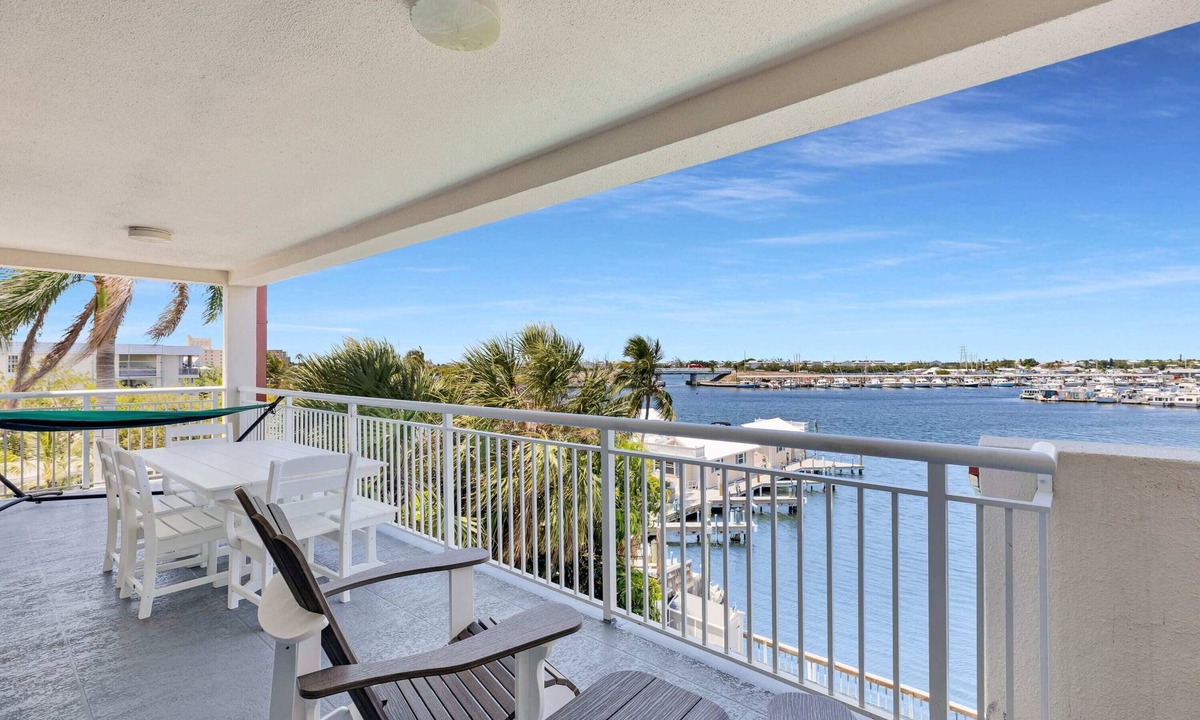 Meadows Condo | Waterfront Condo Dock Pool Near Duval St