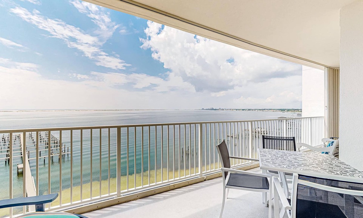 Ono Island Condo | Waterfront condo with beach access, pools, balcony, central AC, & W&D