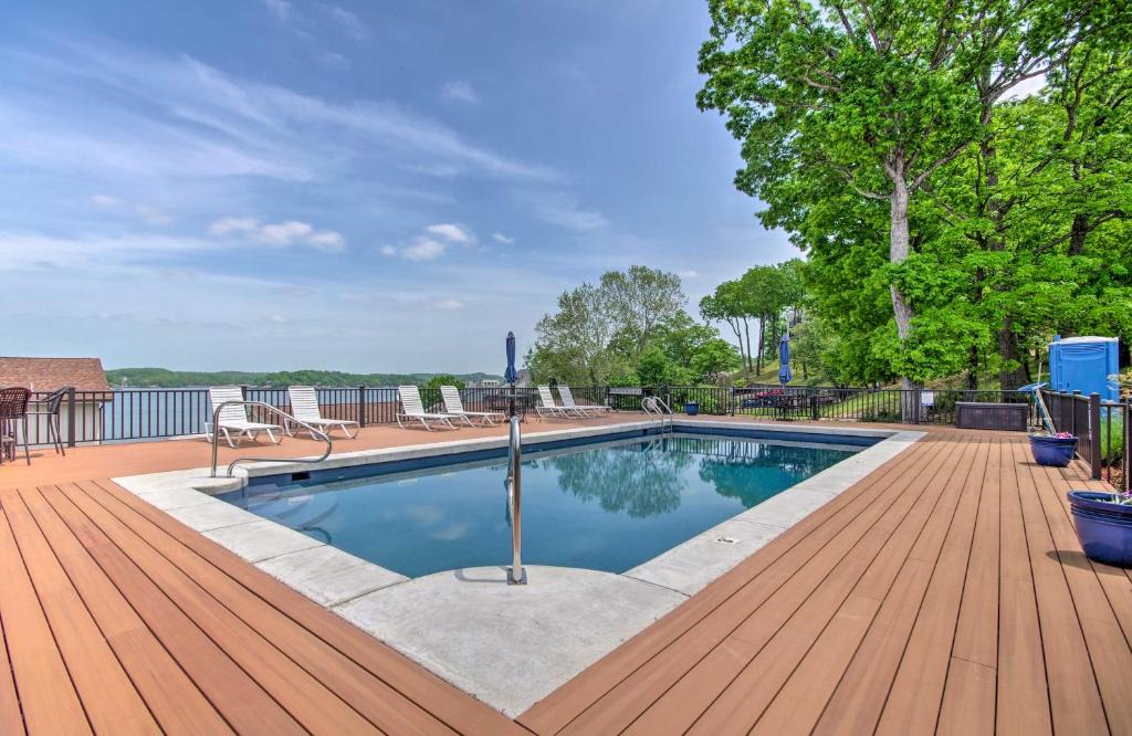 Lake Ozark Apartment | Waterfront Condo with Deck - Bring Your Boat!