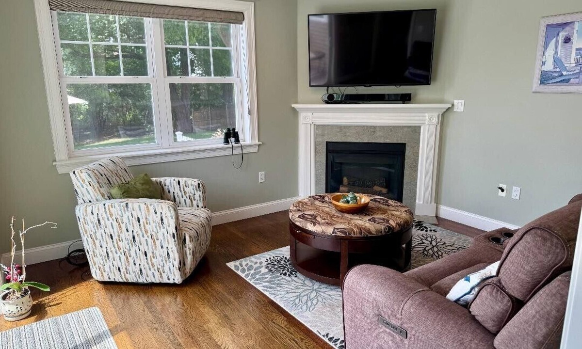Danvers House | Waterfront contemporary townhouse with easy access to Boston communities