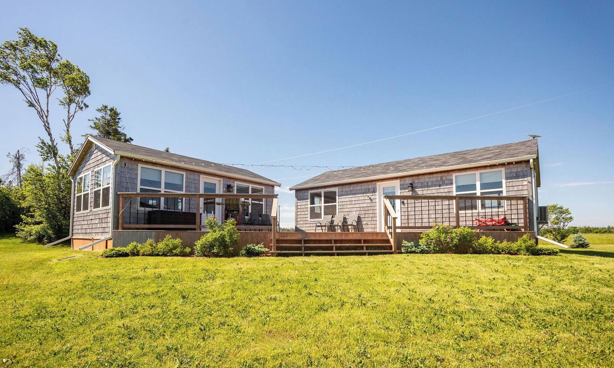 Lakeside Cottage | Waterfront cottage with private dock and Kayaks. 5 minutes to Lakeside Beach.