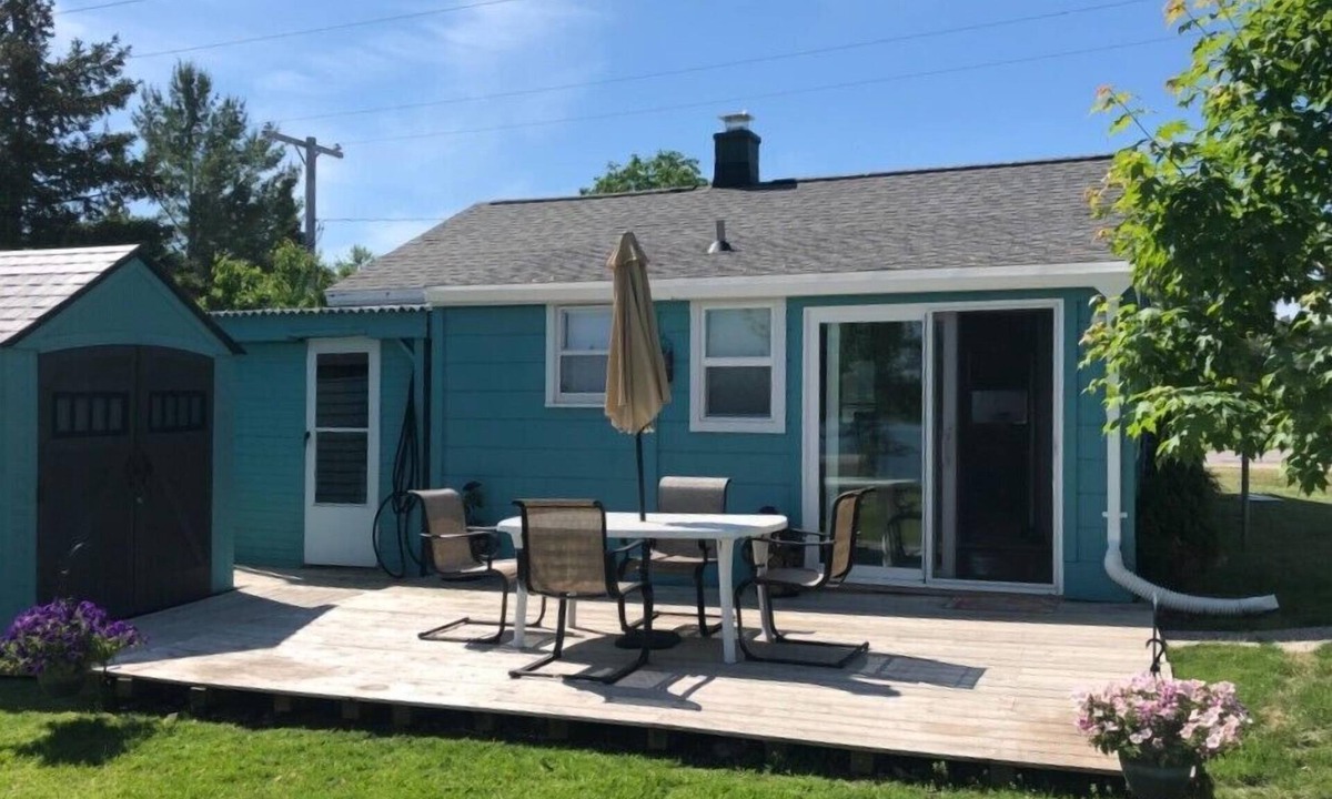 Elk Rapids House | Waterfront cottage in Elk Rapids on Bass Lake. Firepit, dog ok