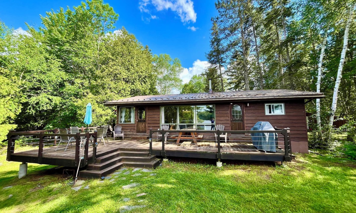 Golden Valley Cottage | Waterfront cottage on 1.3 acres, great fishing, boating & hiking on Restoule!