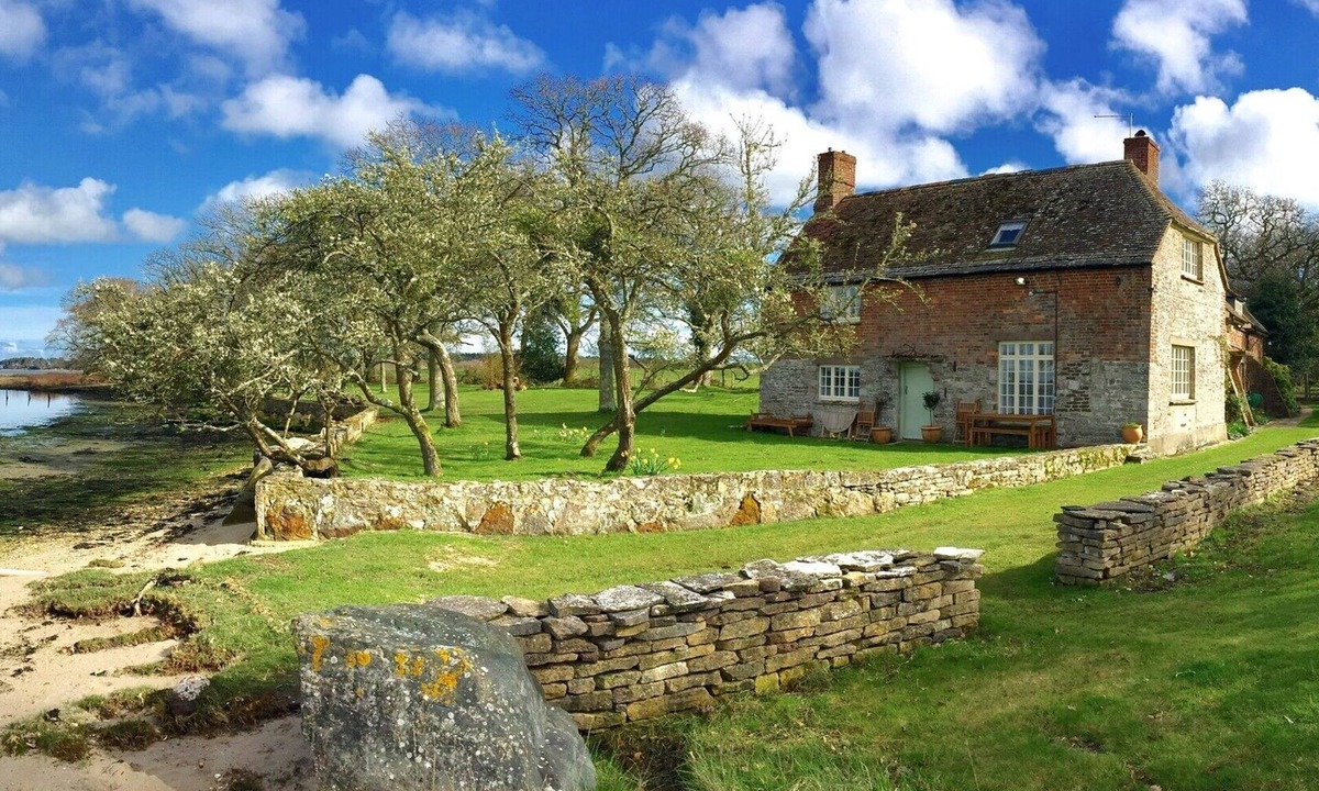 Corfe Castle House | Waterfront Cottage on the Beach In Beautiful Dorset Countryside Sleeps 12