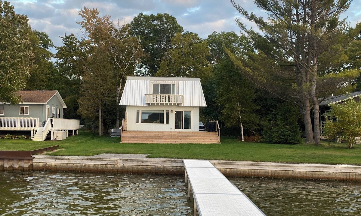Pentwater House | Waterfront Cottage on Bass Lake in Pentwater