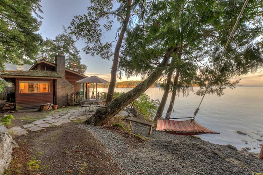 Deer Harbor Cottage | Waterfront Cottage Rental with Spectacular Sunset Views on Orcas Island, Washington