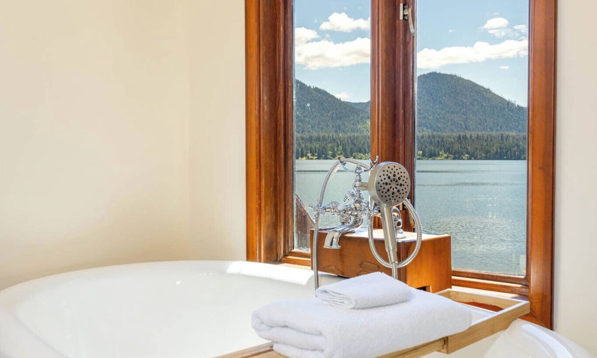 Amanda Park House | Waterfront Custom House in Lake Quinault Estate. Inside Olympic National Park.