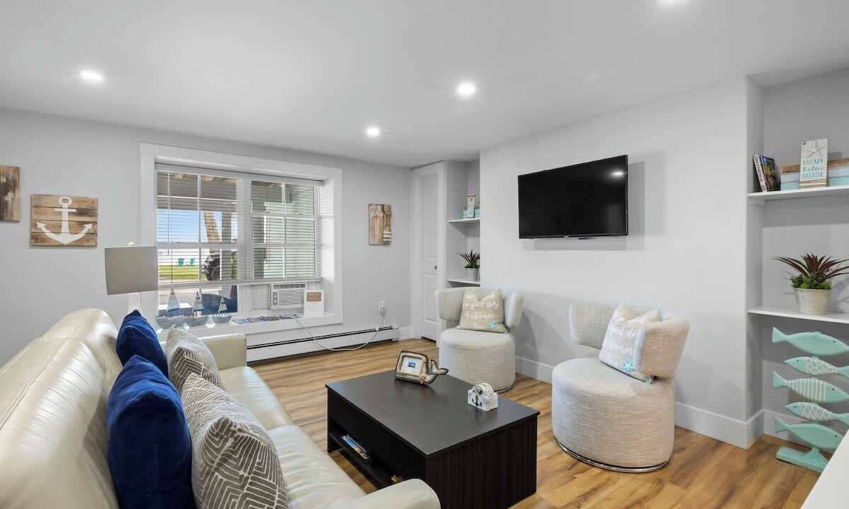 Queens Square Condo | Waterfront Deluxe King Suite Condo Downtown Chtown