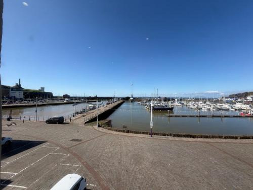 Whitehaven Apartment | Waterfront Duplex Right on the Harbour 1BR