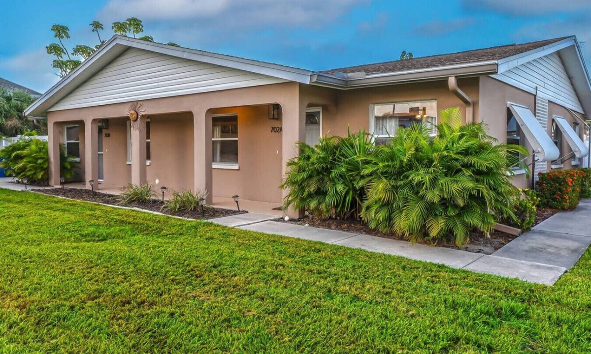 Laurel House | Waterfront duplex, walk to the beach