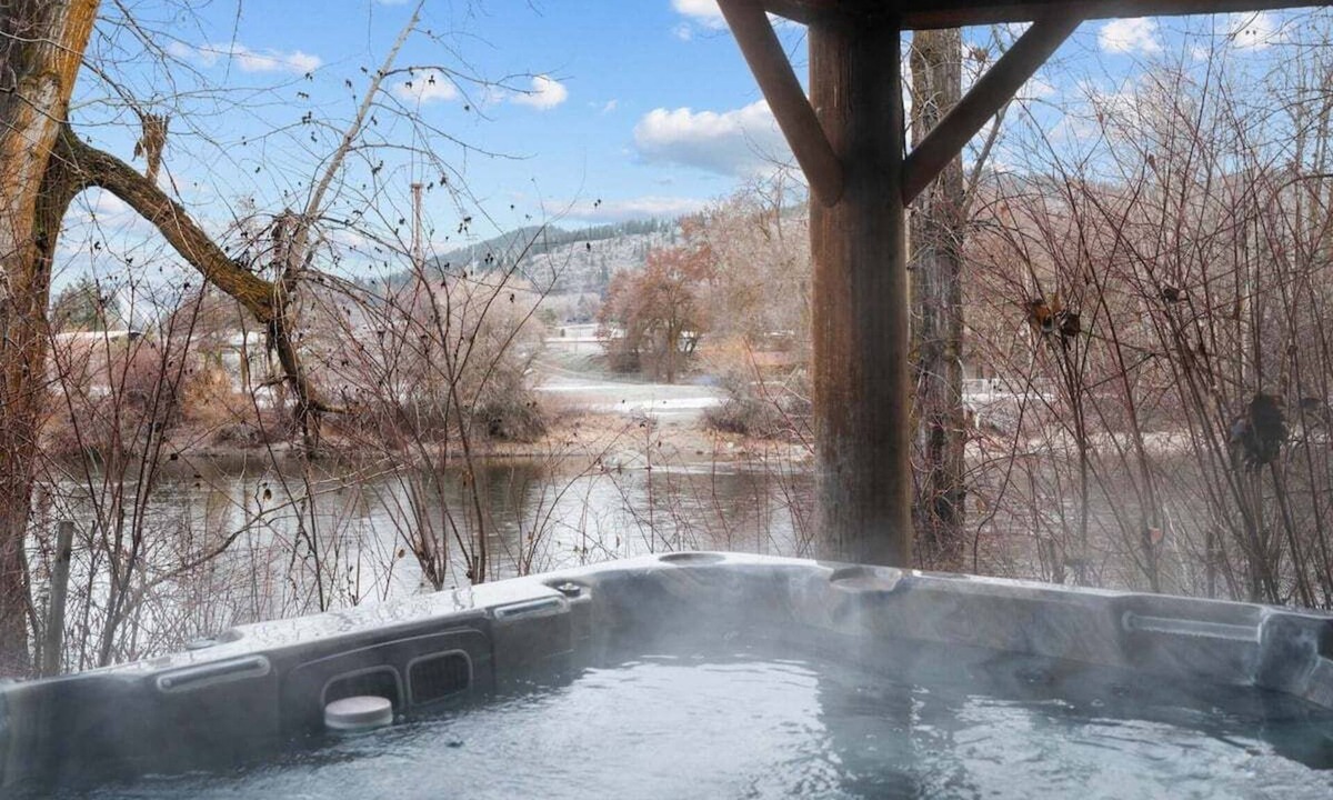 Peshastin House | Waterfront Escape | 6BR Sleeps 10 w/Hot Tub, Pets Welcome