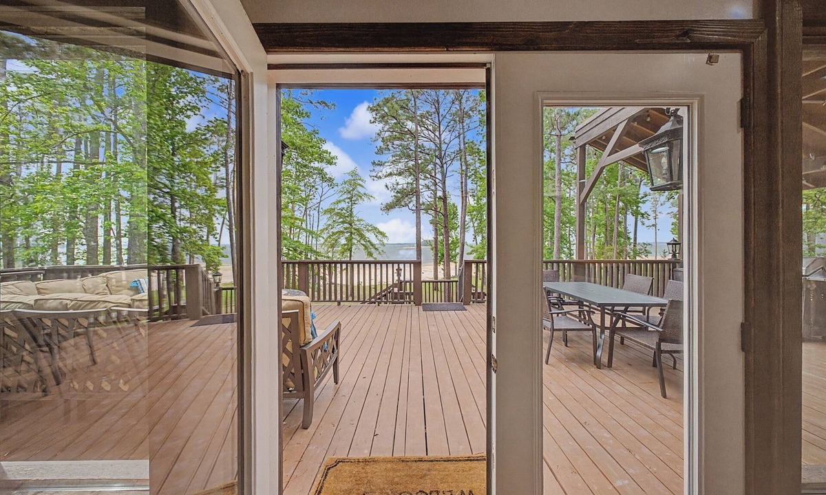Brookeland House | WATERFRONT Escape on Lake Sam Rayburn, next to The Point- Sleeps 11