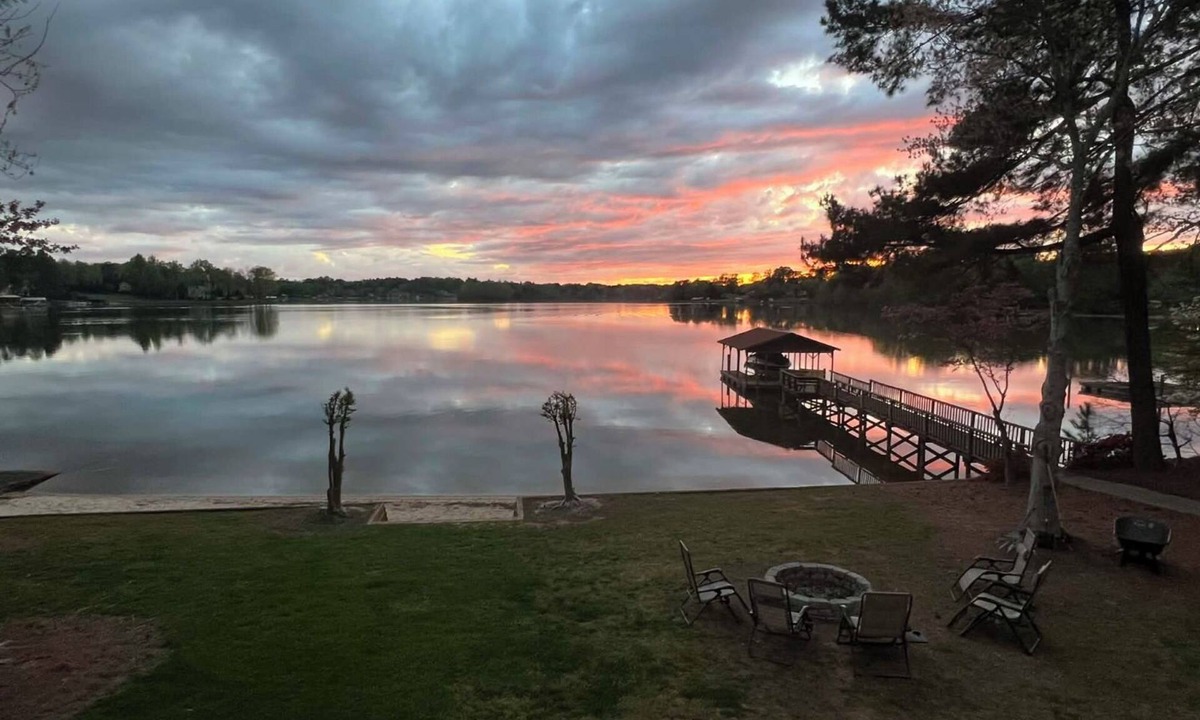 Mooresville House | WATERFRONT: Experience SUBLIME Sunsets, Private Beach, Hot Tub, and Kayaks