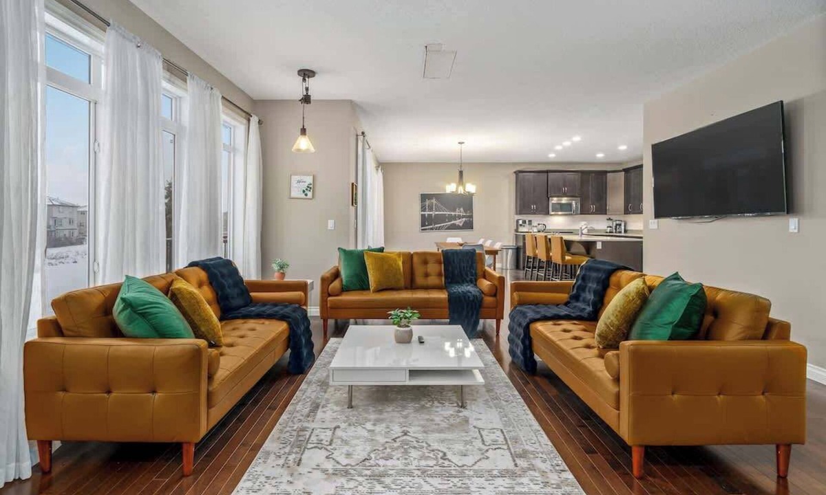 Airdrie House | Waterfront, Fireplace, 90 min Banff, Latte, AC