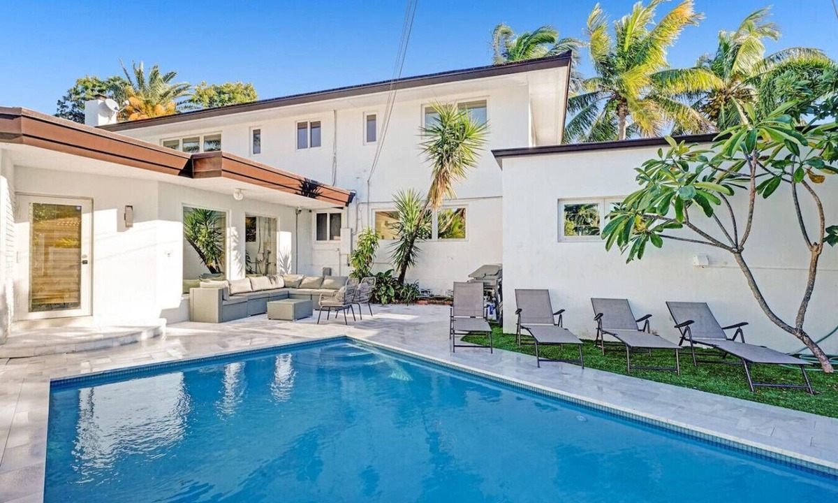 Hollywood Lakes House | Waterfront Fun! 6BR Pool Beach 5 Min
