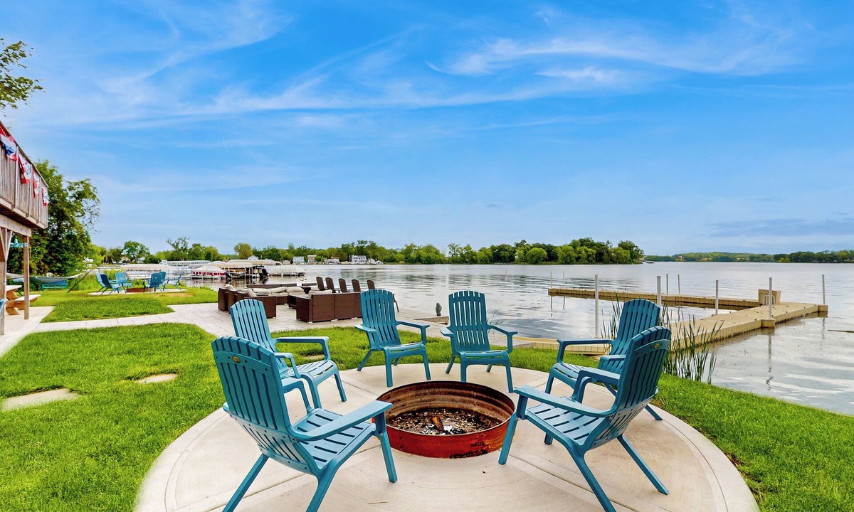 Channel Lake House | Waterfront Fun! Group Getaway on Lake Marie